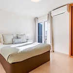 Modern 3 Bdr Duplex House With Terrace By Lovelystay *