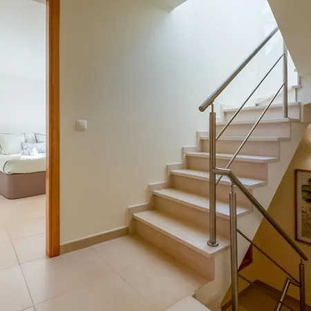 Modern 3 Bdr Duplex House With Terrace By Lovelystay *